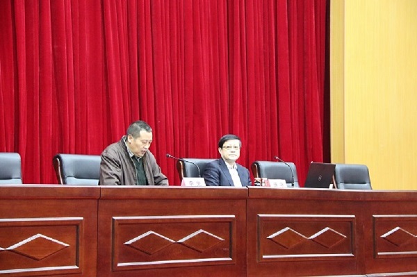 经济贸易学院李光经理向与会师生介绍连平教授